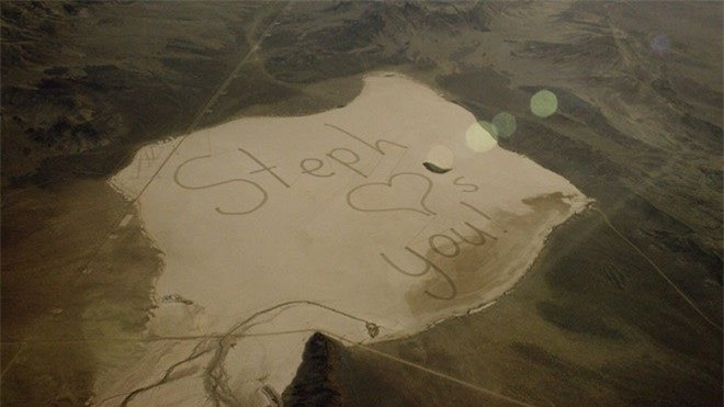 Vết lốp lớn nhất. Vết lốp được 11 chiếc Hyundai Genesis tạo ra tháng 1/2015. Thông điệp này được một bé gái gửi cho người bố vốn là phi hành gia đang làm việc trên trạm vũ trụ quốc tế.