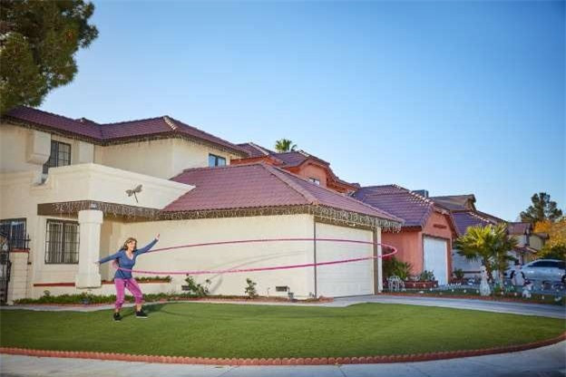 ##sc### Kỷ lục lắc chiếc vòng lớn nhất thuộc về người hướng dẫn lắc vòng (hula hoop) chuyên nghiệp, Getti Kehayova tại bang Nevada, Mỹ. 