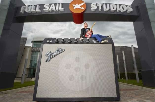 ##sc### Bộ khuếch đại guitar lớn nhất thế giới, dài 3,06m, cao 2,47m và rộng 1,3m tại Florida, Mỹ. 