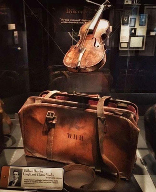 Cây đàn vĩ cầm của nghệ sĩ Wallace Hartley: Khi con tàu Titanic dần chìm xuống, Wallace Hartley và những người bạn của ông vẫn say sưa chơi nhạc và bài hát cuối cùng của họ là "Nearer My God To Thee". Cho đến khi đã chìm trong nước, người nhạc sĩ vẫn cố dùng chiếc túi da của mình để đặt chiếc đàn vĩ cầm lên - món quà của vị hôn thê của ông - Maria Robinson. Thi thể của Hartley được tìm thấy 10 ngày sau đó cùng với chiếc đàn đã bị nước phá hủy của ông.