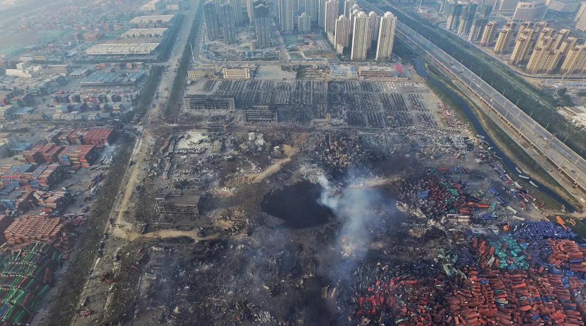 2 vụ nổ lớn xảy ra tại các nhà kho công nghiệp ở TP cảng Thiên Tân, đã dẫn đến một vụ hỏa hoạn, vào ngày 12/8/2015, khiến 110 nhân viên cấp cứu và 55 nhân viên và ngừi dân thiệt mạng. Hơn 790 người bị thương và 8 thi thể đến nay vẫn chưa được tìm thấy. Theo các nhà chức trách, vụ nổ được kích hoạt bởi hàng hóa dễ cháy được lưu trữ bên cạnh các hóa chất nguy hiểm, bao gồm amoni nitrat và natri cyanide. Vụ tai nạn khiến hàng chục nghìn người phải di dời, gây thiệt hại ước tính khoảng 1,5 tỷ USD. Việc phóng thích các hóa chất độc hại vào không khí đã dẫn đến việc xóa sổ sinh vật biển gần khu vực nổ.