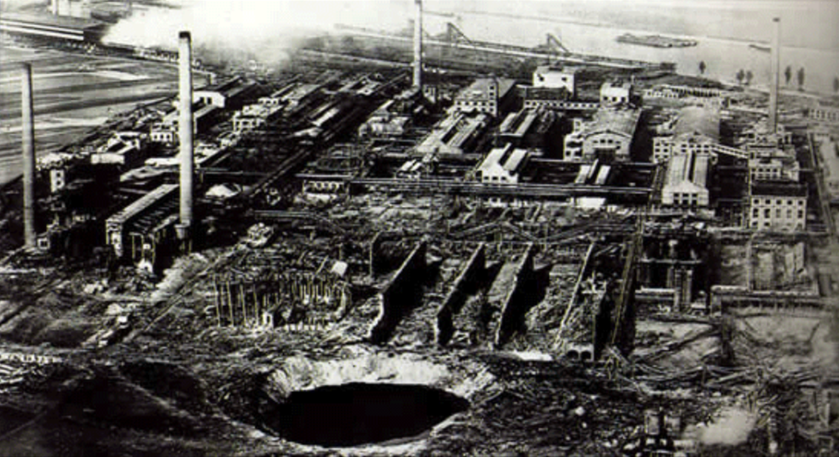 Vào ngày 21 tháng 9 năm 1921, một silo tháp chứa khoảng 450 tấn amoni sulfate và amoni nitrate đã phát nổ tại một nhà máy BASF ở Oppau, giết chết khoảng 500 - 600 người và khiến khoảng 2.000 người khác bị thương. Nó để lại một "miệng núi lửa" ngay tại hiện trường. Trước vụ nổ năm 1921, nhà máy này đã sử dụng thành công hỗn hợpamoni sulfate và amoni nitrate, ở tỷ lệ 50:50 trong hơn 20.000 lần, nhưng vào ngày xảy ra vụ nổ, tỷ lệ an toàn được cho đã bị sai lệch.