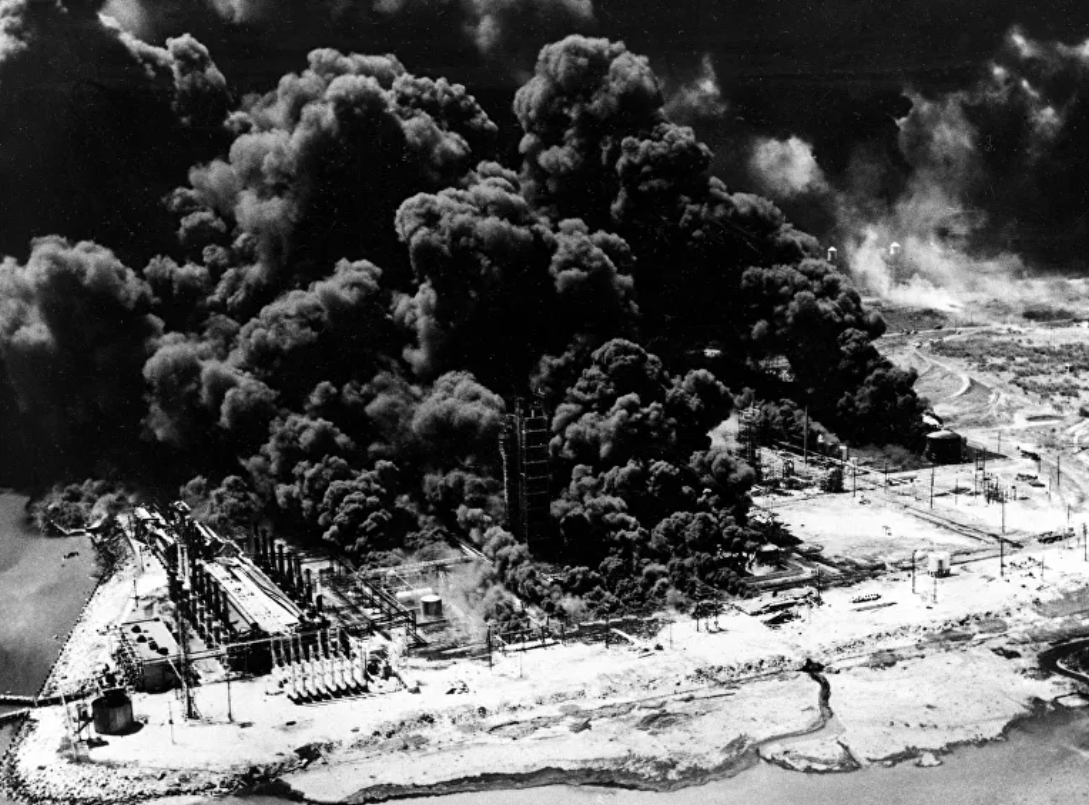 Vụ tai nạn công nghiệp nghiêm trọng nhất trong lịch sử Mỹ xảy ra tại cảng của vịnh Galveston, Texas, vào ngày 16/4/1947. Nó bắt đầu sau khi một tàn thuốc lá còn cháy của ai đó rơi trên tàu SS Grandcamp, chở khoảng 2.300 tấn amoni nitrat. Nguy hiểm hơn khi vụ nổ tàu Grandcamp đã gây ra một phản ứng dây chuyền trên các tàu khác cập cảng và các nhà máy lọc dầu gần đó, khiến ít nhất 581 người thiệt mạng và khoảng 3.500 người bị thương. Vụ nổ cũng gây ảnh hưởng cho 2 chiếc máy bay trên bầu trời lúc đó và thậm chí đẩy gục người đứng ở Galveston - cách hiện trường 16km.