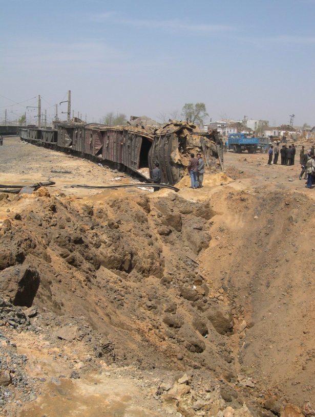 Một ô tô chở đầy phân đạm, tương đương với lượng lớn amoni nitrat, cũng như tàu chở đường sắt chứa nhiên liệu lỏng đã nổ tung tại nhà ga đường sắt Ryongchon của Triều Tiên vào cuối tháng 4/2004. Ít nhất 162 người chết và hơn 3.000 người bị thương do vụ nổ. Áp lực nổ đã làm hư hại các tòa nhà gần đó, khiến hàng nghìn người mất nhà cửa. Truyền thông lúc bấy giờ suy đoán rằng vụ nổ Ryongchon là một "âm mưu ám sát" nhắm vào nhà lãnh đạo của đất nước lúc đó là Chủ tịch Kim Jong-il, khi ông có chuyến tàu được lên kế hoạch đi qua nhà ga vào ngày hôm đó.