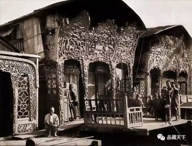 Những chiếc thuyền hoa ở Quảng Châu, thường được gọi là "lầu xanh trên mặt nước" hoặc là "lầu xanh di động". Bức ảnh được cho là chụp vào năm 1871.