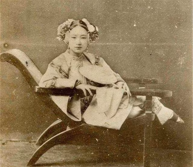 Một kỹ nữ nhỏ nhắn với đầy đủ phụ kiện lộng lẫy trên mái tóc. Đôi chân của người này cũng rất nhỏ gọn vì tục bó chân.