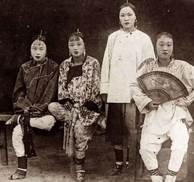 Những cô gái làng chơi cuối thời nhà Thanh dù trang điểm lộng lẫy trên gương mặt vẫn mang một vẻ buồn man mác.