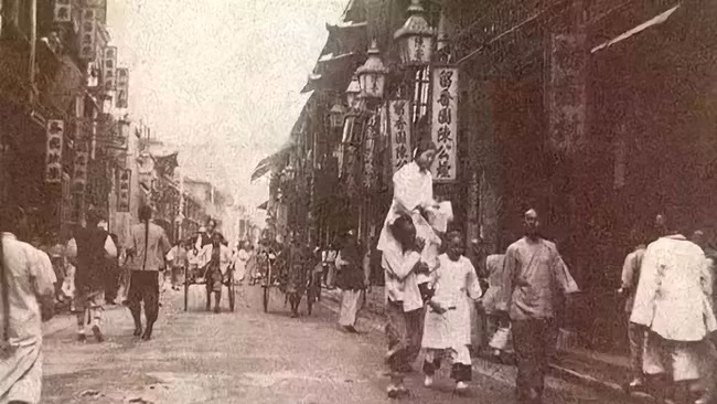 Cảnh tượng lần đầu tiên đón khách của một kỹ nữ trẻ tuổi ở Thượng Hải. Kỹ nữ này ngồi trên vai của một người đàn ông (gọi là "quy nô") để đi đến vị trí của khách làng chơi. Hành động này được cho là vì mục đích may mắn.