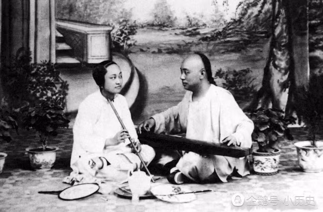 Cũng có những vị khách đến lầu xanh để được đàm đạo nghệ thuật nhạc cụ với các kỹ nữ.