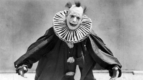 br/> 1. He (Lon Chaney) – Phim He Who Gets Slapped (1924): Từ giữa thế kỷ XX đổ về trước, hình ảnh chú hề thường gắn liền với các bi kịch. Trong bộ phim câm He Who Gets Slapped, Chaney vào vai một nhà khoa học bị chính đồng nghiệp và người thân của mình sỉ nhục. Sau đó, để tự chế giễu mình, anh ta đã trở thành một chú hề xiếc có tên là “HE” và biểu diễn lại cảnh bị làm nhục mỗi đêm trước mặt các khán giả đến rạp. Dù không phải là một bộ phim kinh dị đúng nghĩa, nhưng tạo hình quỷ quái và vẻ mặt đau thương của nhân vật này cũng đủ để người xem nhớ mãi. 