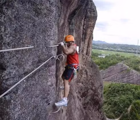 Tuy nhiên, nhiều người sẽ coi đó là điều hiển nhiên khi leo núi ở đây. Cửa hàng trên vách đá chủ yếu được chuẩn bị cho những nhu cầu bất ngờ. Khách du lịch đi qua thường đói hoặc khát nên mọi người sẽ nghĩ giá cả phải rất đắt.