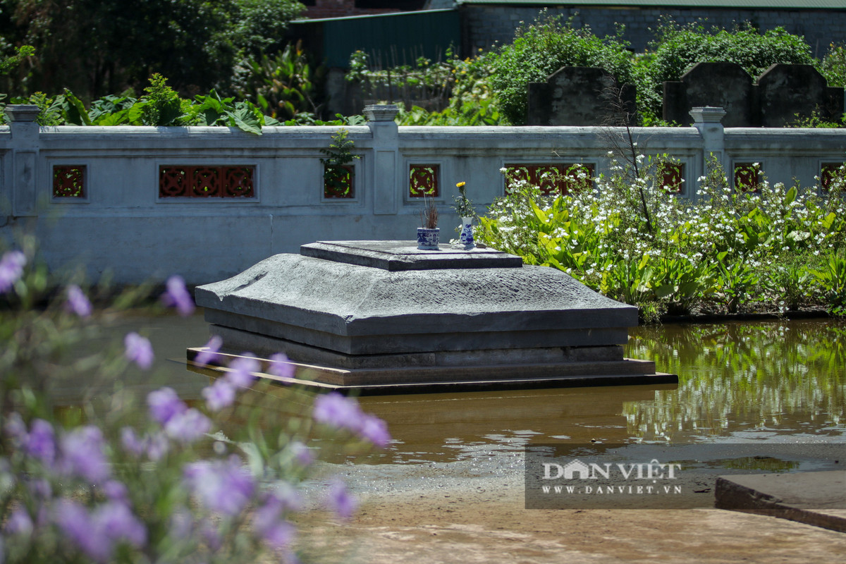 Mộ phần Quận Vân - nhân vật chính của lăng mộ đá cổ nằm ở phía trên cùng sau nhà bia. Nhà mộ hình mui rùa nhưng có chóp đỉnh và hình bốn mái. Phần thân mộ nằm chìm dưới lòng đất, đã từng được khai quật để làm sáng tỏ những bí mật bên trong.