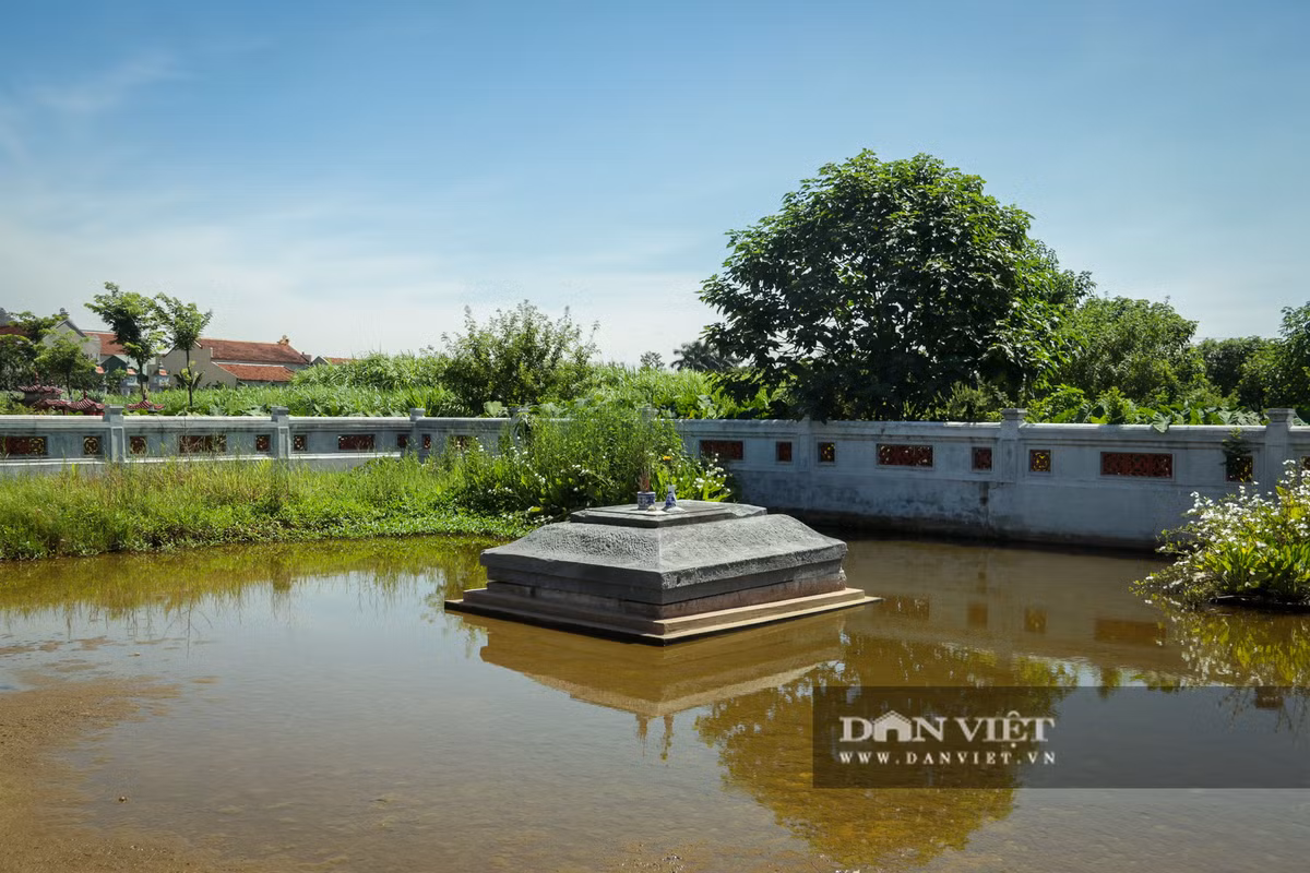 Đồng thời, những dấu mốc lịch sử để lại cho thấy lăng mộ này đã từng bị chôn vùi thêm nữa sau lần vỡ đê trong trận lũ lịch sử khác vào năm 1914.