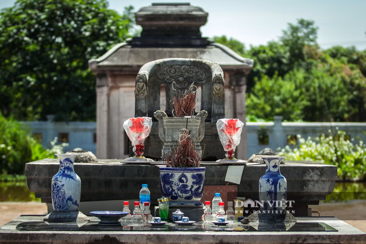 Chiếc ngai bằng đá được đặt ở giữa lăng mộ có hình một chiếc ghế đá có tay đầu rồng.