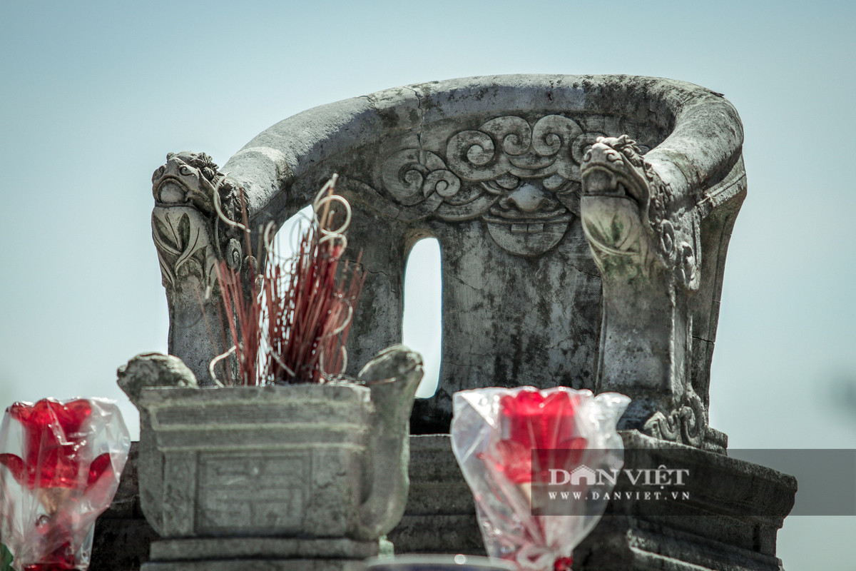 Trước ngai là bệ hương và phía dưới là sập thờ cũng hoàn toàn làm từ đá rất tinh xảo.