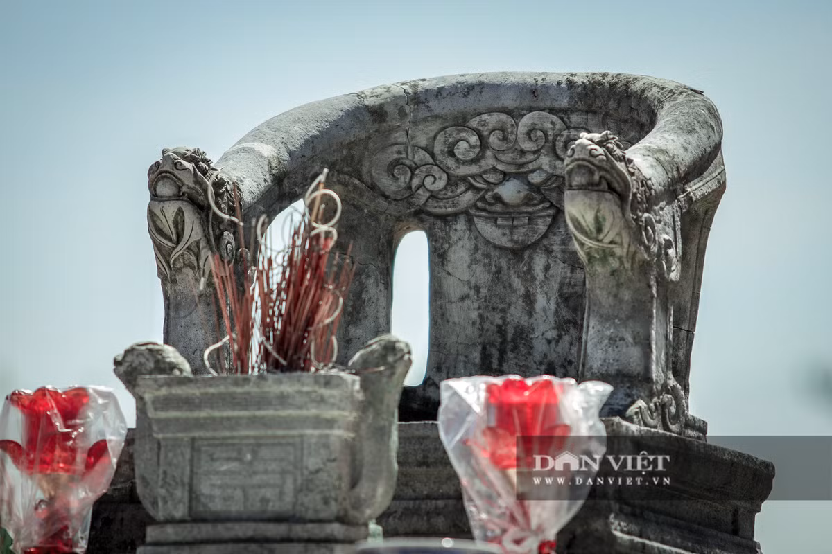 Trước ngai là bệ hương và phía dưới là sập thờ cũng hoàn toàn làm từ đá rất tinh xảo.