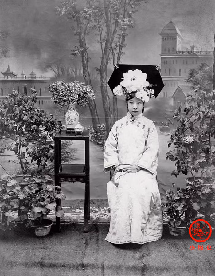 Uẩn Anh, em gái cùng cha cùng mẹ với Phổ Nghi. Uẩn Anh sinh ngày 9/8/1908 và được Từ Hi Thái hậu ban tên là Dục Cách. Cô có dung mạo kiều diễm và mang khí chất hoàng tộc. Cha mẹ của Phổ Nghi và Uẩn Anh có cuộc hôn nhân ép buộc nên tình cảm của vợ chồng Tái Phong - Ấu Lan không hạnh phúc. Tuy nhiên, Ấu Lan vẫn sinh hai con trai và ba con gái cho Tái Phong, trong đó có Phổ Nghi. Năm 1921, Phổ Nghi (lúc đó đã trở thành Hoàng đế) xảy ra mâu thuẫn với Đoan Khang Thái phi. Bà Ấu Lan đã bị Thái phi triệu vào cung trách phạt nên quyết tự sát bằng cách nuốt thuốc phiện.