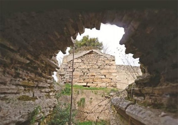 Không chỉ tìm thấy những phòng chuyên dùng để tra tấn, những phòng dùng để thi hành án tử hình, các chuyên gia còn tìm thấy cả một cái giếng máu ghê rợn tại hầm ngục 2.300 tuổi. Sau một thời gian nghiên cứu, các chuyên gia phát hiện sự thật về giếng máu trên. Theo đó, chiếc giếng trên từng được những người hành hình của vương quốc Bithynia sử dụng để hứng máu phạm nhân.