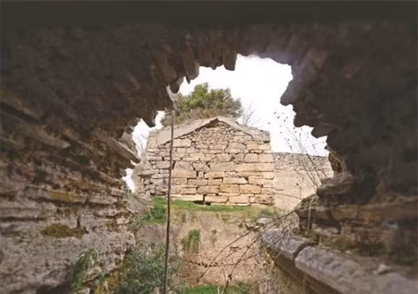 Không chỉ tìm thấy những phòng chuyên dùng để tra tấn, những phòng dùng để thi hành án tử hình, các chuyên gia còn tìm thấy cả một cái giếng máu ghê rợn tại hầm ngục 2.300 tuổi. Sau một thời gian nghiên cứu, các chuyên gia phát hiện sự thật về giếng máu trên. Theo đó, chiếc giếng trên từng được những người hành hình của vương quốc Bithynia sử dụng để hứng máu phạm nhân.