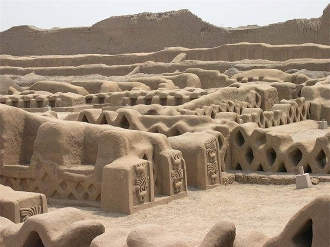 2. Khu khảo cổ Chan Chan - Peru: Nằm trên bờ biển phía bắc Thái Bình Dương của Peru, Chan Chan là thủ đô của người Chima thời tiền Inca- những người từ cát đã xây dựng thành phố lớn nhất ở Mỹ thời tiền Columbus. Thành phố được chia thành chín thành tự trị. Khoảng 2,3 dặm vuông còn sót lại của một khu vực rộng lớn trước đây. Đường sá, đền thờ, cánh đồng nông nghiệp và một số đường băng khổng lồ vẫn còn đó, nhưng các mối đe dọa bao gồm khí hậu, đặc biệt là các tác động ngày càng biến động của El Niño trên các cấu trúc đất. Các hoạt động canh tác bất hợp pháp ở thung lũng sông gần đó cũng làm tổn hại đến sự bảo vệ của địa điểm này. Tuy nhiên, với sự cộng tác của Bộ Văn hóa Peru và nhiều chuyên gia, UNESCO đã giúp khôi phục và bảo tồn phần lớn thành phố.