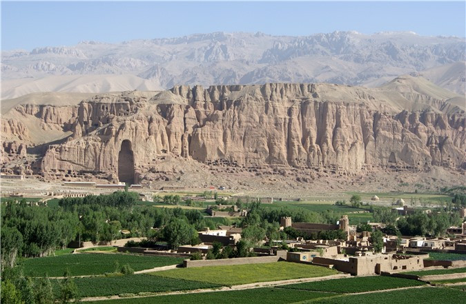 10. Cảnh quan văn hóa và di tích khảo cổ của thung lũng Bamiyan - Afghanistan: Bamiyan trở nên nổi tiếng vào năm 2001 khi Taliban phá hủy hai bức tượng Phật khổng lồ trên vách đá. Các lỗ hổng nơi các bức tượng đã nhắc nhở du khách về những hành động tàn phá. Tuy nhiên, tám địa điểm được công nhận trên khắp Thung lũng vẫn còn nhiều kiệt tác văn hóa của nhân loại. Tượng đài tôn giáo, tu viện và nghệ thuật tượng đài từ thế kỷ thứ nhất đến thế kỷ 13. 