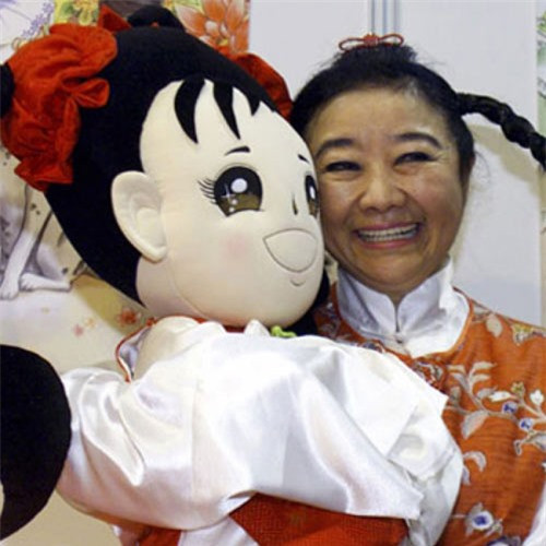 6. Tony Chan thừa kế 4,2 tỷ USD bằng cách lừa nữ tỷ phú lập dị: Một trong những phụ nữ giàu nhất Châu Á, Nina Wang đã viết lại di chúc sau khi phát hiện ra mình bị bệnh ung thư, và để lại toàn bộ gia sản của mình cho ông thầy phong thủy Tony Chan. Ông thầy này đã nói với bà Wang rằng bằng việc thực hành phong thủy ( bao gồm cả việc đưa ông ta vào di chúc của bà) sẽ giúp bà trường sinh. Thế nhưng bà Wang không thể nào chống lại được quy luật của tuổi tác, và thay vì bản di chúc trước đây để lại tài sản cho con cháu cũng như việc làm từ thiện, bản di chúc cuối cùng của bà là để lại toàn bộ cho Tony Chan. Sự việc cuối cùng phải đưa ra tòa để xử lý, và tòa án đã bác di chúc sau này, Tony Chan phải vào tù.