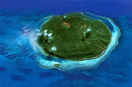 8. Một thiếu niên được thừa hưởng cả một hòn đảo và kho báu từ người ông xa lạ: Josh chỉ được gặp ông nội của mình vài lần, thế nhưng cuối cùng cậu bé may mắn được thừa hưởng tài sản của ông mình. Samuel, ông cậu bé đã không chấp nhận người chồng mà con gái ông lựa chọn vì lý do tôn giáo; vì thế chẳng mấy khi ông gặp gỡ gia đình con cái. Thế nhưng bất chấp việc không ưa bố của Josh, Samuel vẫn để lại toàn bộ gia sản của mình cho cháu ngoại, bao gồm 80 mẫu đất trang trại và một hòn đảo riêng thuộc sở hữu của ông rộng 36 mẫu Anh. Mẹ của Josh nhớ lại ngày bé vẫn thường nghe cha kể về kho báu trên hòn đảo này, đến giờ việc tìm kiếm kho báu vẫn đang được tiến hành.