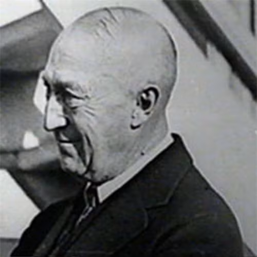 10. Charles Vance Millar để lại tài sản của mình cho “người phụ nữ cho nhiều con nhất”: Doanh nhân kiêm luật sư người Canada, Charles Vance Millar khi qua đời đã để lại một di chúc khó hiểu. Phần nổi tiếng nhất trong di chúc của ông đó là ông yêu cầu bất động sản của mình sẽ được chuyển thành tiền mặt 10 năm sau khi ông mất, và dành tặng cho người phụ nữ nào ở Toronto sinh nhiều con nhất trong thời điểm đó. Kết quả là có bốn phụ nữ sinh được 9 người con đã được chia nhau khoản tiền 750.000 USD.