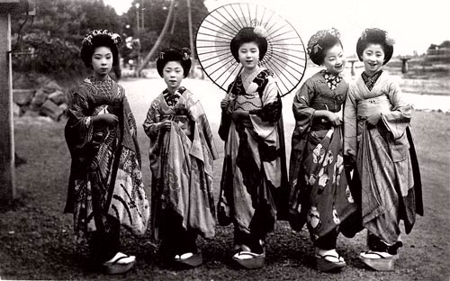  Geisha (nghệ giả) – gọi theo ngôn ngữ Kansai là Geiko hoặc Geiki (nghệ sĩ) – và Maiko (vũ kĩ) là những cô gái được đào tạo khả năng múa, hát, chơi nhạc cụ truyền thống như đàn Shamisen, đàn Koto, đặc biệt là cách nói chuyện và dẫn dắt câu chuyện trong các buổi tiệc của giới thượng lưu. Các Maiko trẻ tuổi trong trang phục Kimono truyền thống của Nhật Bản. 