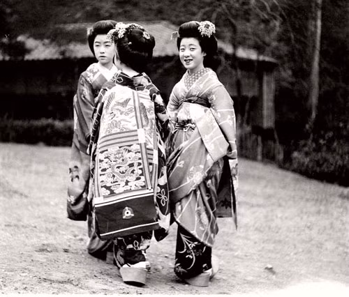  Trên trang phục Kimono của các Maiko được in hình Rồng Obi. 