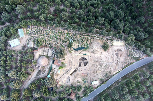 Hình ảnh chụp từ trên cao: Ngôi cổ mộ Tholos VI ở bên phải và Tholos VII ở bên trái. Ngôi mộ lớn hơn có đường kính 12m, các bức tường đá cao 4,5m, thấp hơn một nửa so với chiều cao ban đầu. Ngôi mộ còn lại có kích thước bằng 2/3 ngôi mộ lớn và các bức tường cao 2m. Cả 2 ngôi mộ đều thuộc kiểu lăng mộ có công trình ngầm hình vòm khổng lồ dành riêng cho hoàng gia Mycenae, có thể đạt tới chiều cao 15m.