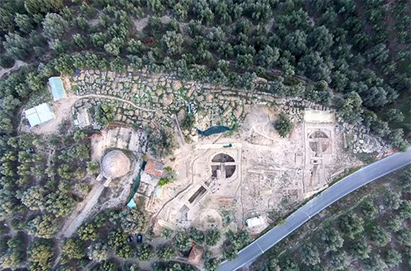 Hình ảnh chụp từ trên cao: Ngôi cổ mộ Tholos VI ở bên phải và Tholos VII ở bên trái. Ngôi mộ lớn hơn có đường kính 12m, các bức tường đá cao 4,5m, thấp hơn một nửa so với chiều cao ban đầu. Ngôi mộ còn lại có kích thước bằng 2/3 ngôi mộ lớn và các bức tường cao 2m. Cả 2 ngôi mộ đều thuộc kiểu lăng mộ có công trình ngầm hình vòm khổng lồ dành riêng cho hoàng gia Mycenae, có thể đạt tới chiều cao 15m.