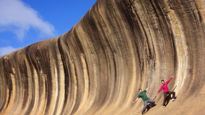 4. Wave Rock (Australia): Đây là một trong những dãy núi đá tuyệt đẹp nằm ở phía đông thị trấn Hyden, Tây Australia. Nhìn từ xa, Wave Rock giống như một làn sóng biển khổng lồ đang dâng cao. Những làn sóng này được hình thành do sự xói mòn trên đá cách đây hàng chục triệu năm.