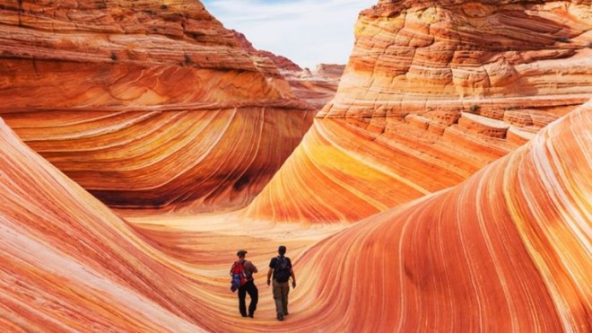 2. The Wave (Mỹ): Đây là tên của những ngọn núi đá hình thành từ đá sa huỳnh, nằm giữa Utah và Arizona của nước Mỹ. Nước và gió làm sói mòn đá, tạo nên những đường vân tuyệt đẹp và để lộ ra lớp cát được thổi qua vùng này từ thời kỷ Jura. Đây là điểm đến mơ ước của các nhà leo núi và nhiếp ảnh gia. Tuy nhiên, do bề mặt đá mềm và dễ vỡ, chính quyền sở tại hạn chế du khách tới vùng này, mỗi ngày chỉ 20 người được vào tham quan.