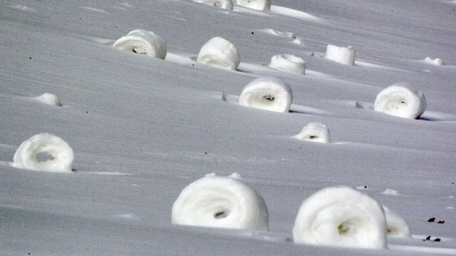 5. Snow Rollers (Mỹ): Hiện tượng kỳ thú này hiếm khi xảy ra, đôi khi xuất hiện vào tháng 1 ở Ohio, Mỹ khi điều kiện thời tiết trở nên đặc biệt với tuyết rơi và tốc độ gió ở một mức nhất định. Tuyết cuộn những khối cầu tuyết thành những cuộn giống như cuộn cỏ khô, tạo thành cảnh tượng độc đáo.