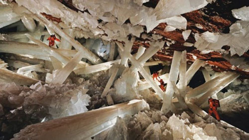 1. Hang pha lê (Mexico): Hang pha lê lớn nhất thế giới nằm dưới ngọn núi Naica 305 m, ở vùng tây bắc Chihuahua, Mexico. Năm 1975, các thợ mỏ khai quật được những tinh thể pha lê, nhưng đến năm 2000, người ta mới phát hiện ra khung cảnh kỳ vĩ sau khi khoan một đường hầm vào hang. Những cột pha lê khổng lồ mọc ra tua tủa từ các vách đá và đáy hang, khối lớn nhất dài tới 11 m và nặng 55 tấn.