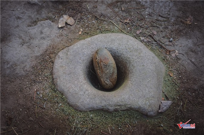 Chày cối được làm bằng đá tự nhiên âm xuống đất ở Lo Manthang.