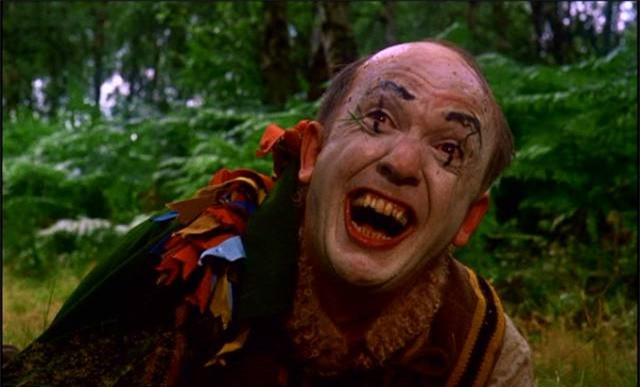 2. Micheal (Skip Martin) – Phim Vampire Circus (1972): Một con ma cà rồng trước khi bị giết đã nguyền rủa cả thị trấn Bavarian. Mười lăm năm sau, Gánh xiếc Bóng đêm – dưới sự dẫn dắt của một người phụ nữ gypsy và tên hề lùn kiêm người cận vệ Michael – đã đến để trà thù cho con ma cà rồng đã chết kia. Dù thủ đoạn của Michael không thực sự quá đáng sợ, nhưng với tạo hình gớm ghiếc mang hơi hướng ma cà rồng, tên hề này cũng khiến người xem phải giật mình. 