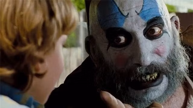 6. Captain Spaulding (Sid Haig) – Phim House of 1000 Corpses (2003) và The Devil’s Rejects (2005): Spaulding là kẻ đứng đầu gia tộc sát nhấn Firefly và cũng là kẻ đã tổ chức hàng loạt các “chuyến đi tử thần” mà nạn nhân không ai khác là những đứa trẻ tham gia chuyến đi dó. Bên cạnh sở thích giết người bệnh hoạn, Spaulding lại có một tình yêu “khó hiểu” với món gà rán. Một kẻ có thể thay đổi vẻ mặt từ vui vẻ, dí dỏm sang máu lạnh, tàn bạo chỉ trong một nốt nhạc như Spaulding khiến cho bất cứ ai xem cũng phải rợn gáy. 