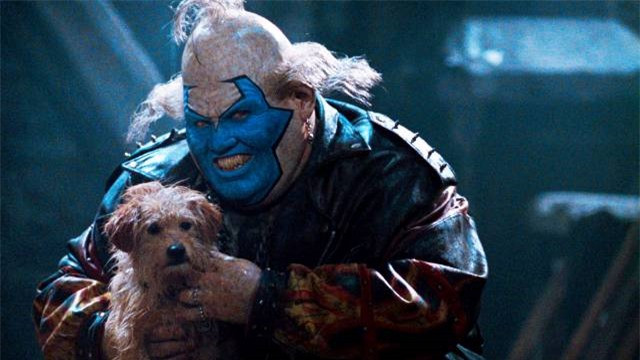 5. Clown (John Leguizamo) – Phim Spawn (1997): Chú hề trong Spawn thực chất là một con quỷ có nhiệm vụ bắt Al “Spawn” Simmons làm việc cho các thế lực của Địa ngục. Không ai biết được tại sao con quỷ này lại chọn hình dáng này để đội lốt. Tuy nhiên, trong nguyên bản truyện tranh của tác giả Todd McFarlane, chú hề này khá giống với John Wayne Gacy – một tên sát nhân chuyên đội lốt chú hề để tìm con mồi.