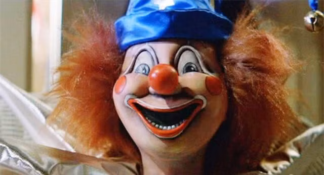 3. Doll – Phim Poltergeist (1982): Đây chính là chú hề đã gây ám ảnh cả một thế hệ trẻ em. Khá nhiều người cho rằng Poltergeist đã khơi mào cho một kỷ nguyên của những chú hề độc ác. Trong phim, nhân vật Robbie Freeling hồi trẻ đã bị hù dọa bởi một con búp bê chú hề có khả năng thoắt ẩn thoắt hiện. Nụ cười đầy đe dọa của nó khiến bất cứ đứa trẻ nào cũng phải run rẩy. 