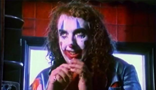 4. Mervo (Tiny Tim) – Phim Blood Harvest (1987): Điều khiến cho vai diễn chú hề này trở nên đáng sợ không nằm ở khuôn mặt trắng bệch đặc trưng mà là ở giọng hát quái dị của nhân vật. Tiny Tim – người thủ vai chú hề Mervo trong phim – là một nghệ sĩ quá cố người Mỹ sở hữu chất giọng nam cao vô cùng độc đáo. Với khả năng hát những nốt cao đầy rợn người này đã giúp làm tăng thêm chất kinh dị cho Blood Harvest.