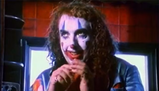 4. Mervo (Tiny Tim) – Phim Blood Harvest (1987): Điều khiến cho vai diễn chú hề này trở nên đáng sợ không nằm ở khuôn mặt trắng bệch đặc trưng mà là ở giọng hát quái dị của nhân vật. Tiny Tim – người thủ vai chú hề Mervo trong phim – là một nghệ sĩ quá cố người Mỹ sở hữu chất giọng nam cao vô cùng độc đáo. Với khả năng hát những nốt cao đầy rợn người này đã giúp làm tăng thêm chất kinh dị cho Blood Harvest.