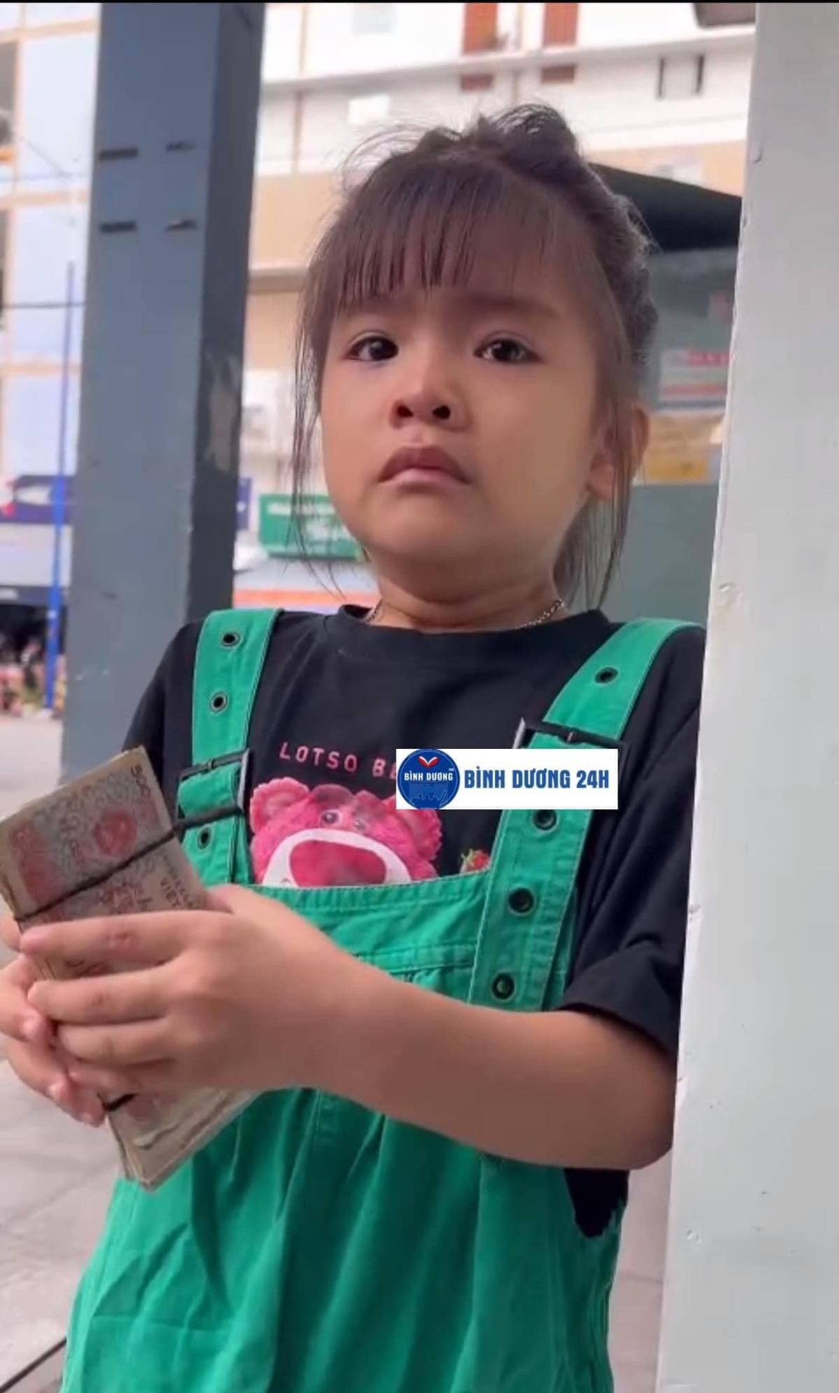 Bé gái bật khóc vì mang tiền đi quyên góp bị từ chối Be gai bat khoc vi mang tien di quyen gop bi tu choi