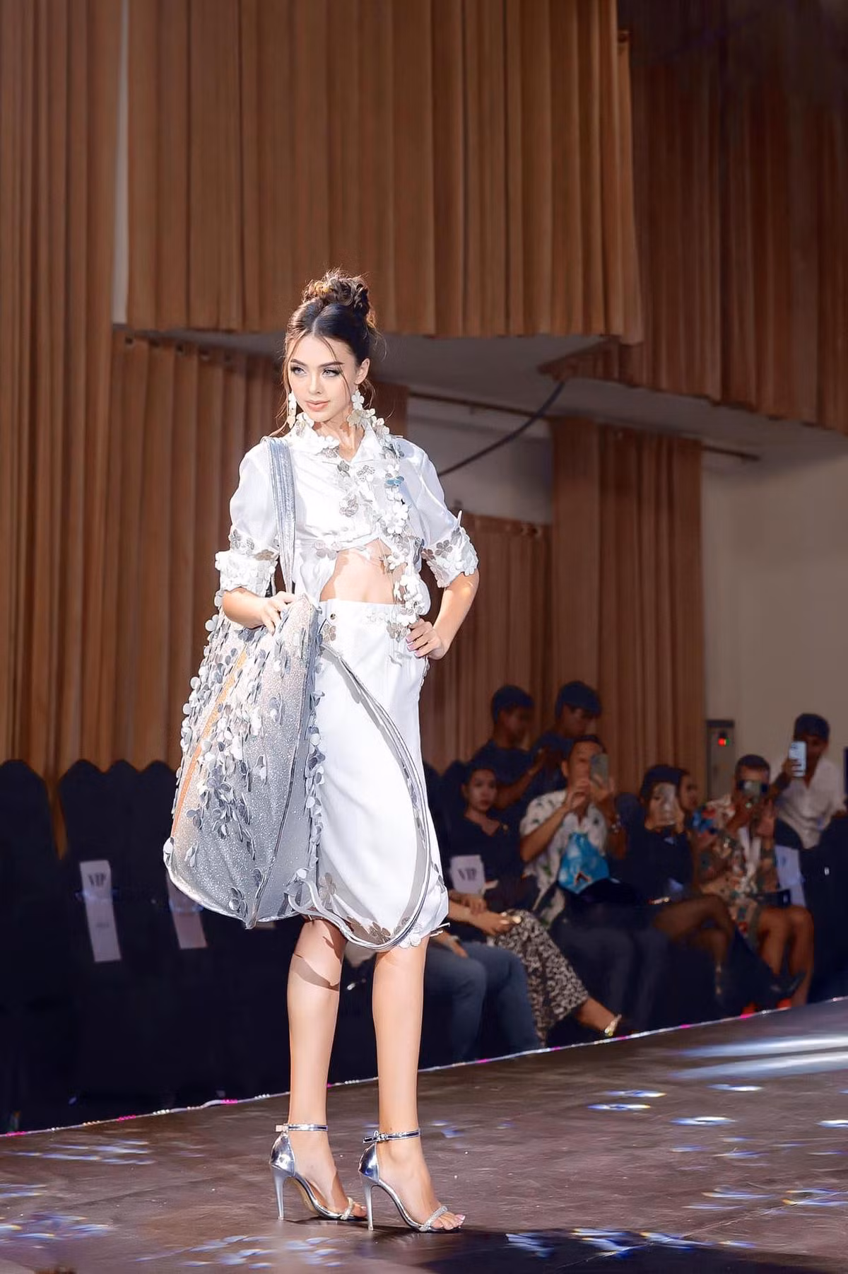 Vợ thủ môn Bùi Tiến Dũng vắng bóng trên các sàn diễn thời trang Vo thu mon Bui Tien Dung vang bong tren cac san dien thoi trang