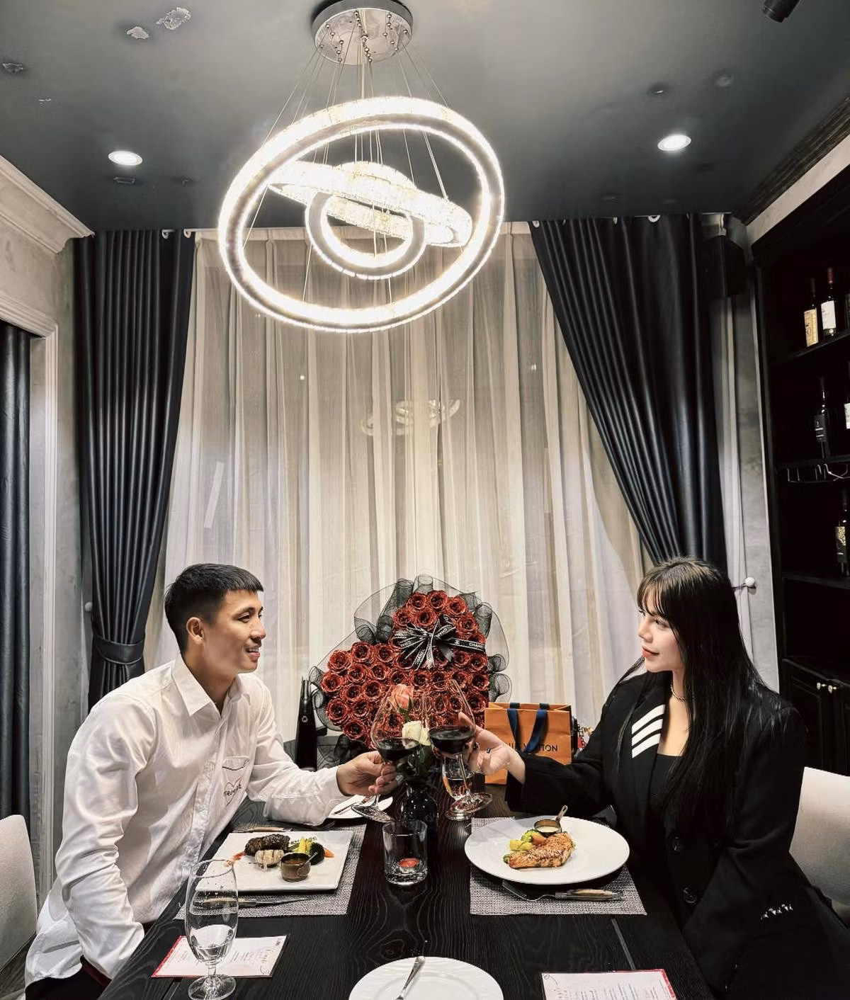 Vo chong Bui Tien Dung sap chao don them thanh vien moi-Hinh-3