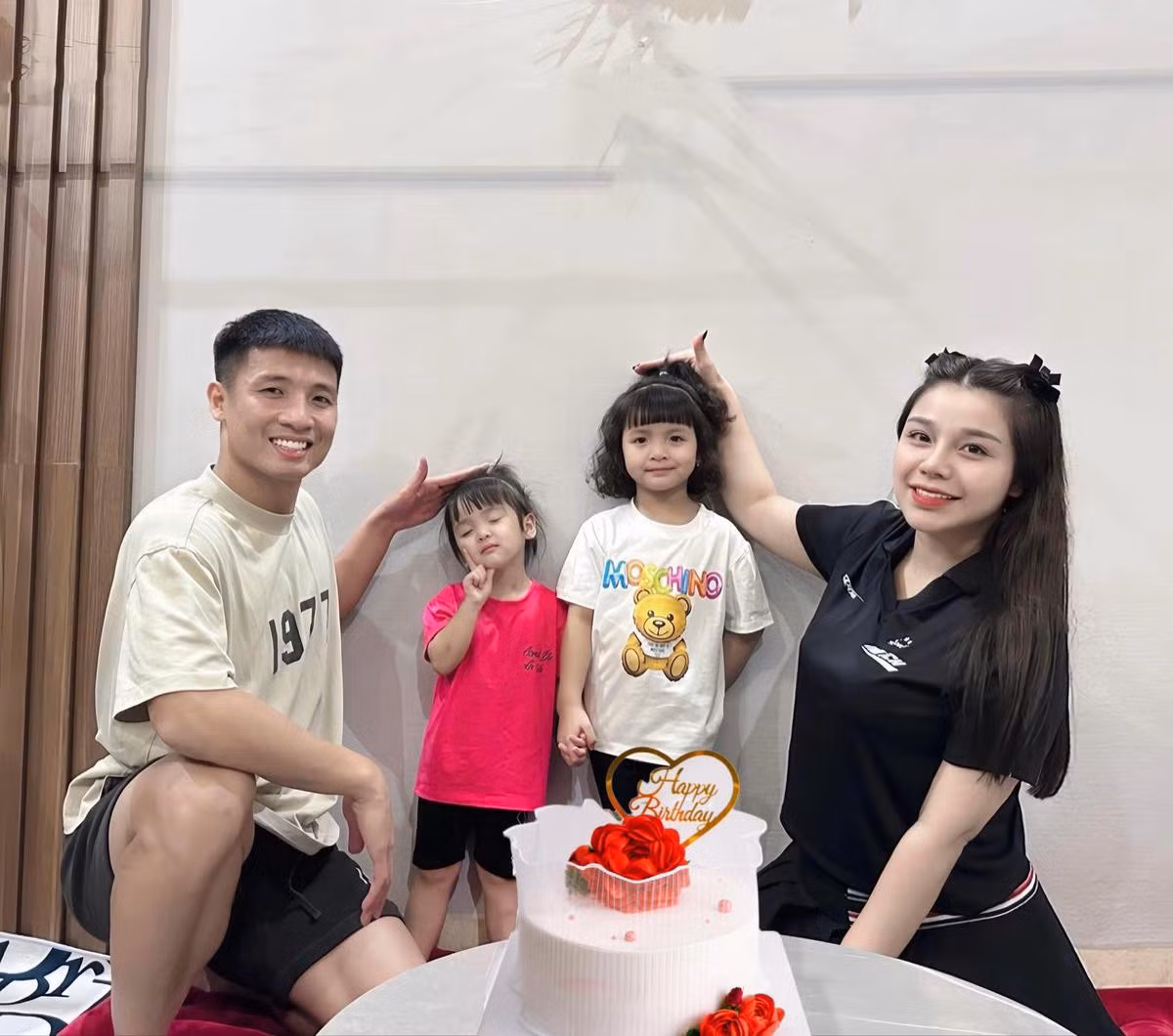 Vo chong Bui Tien Dung sap chao don them thanh vien moi-Hinh-2