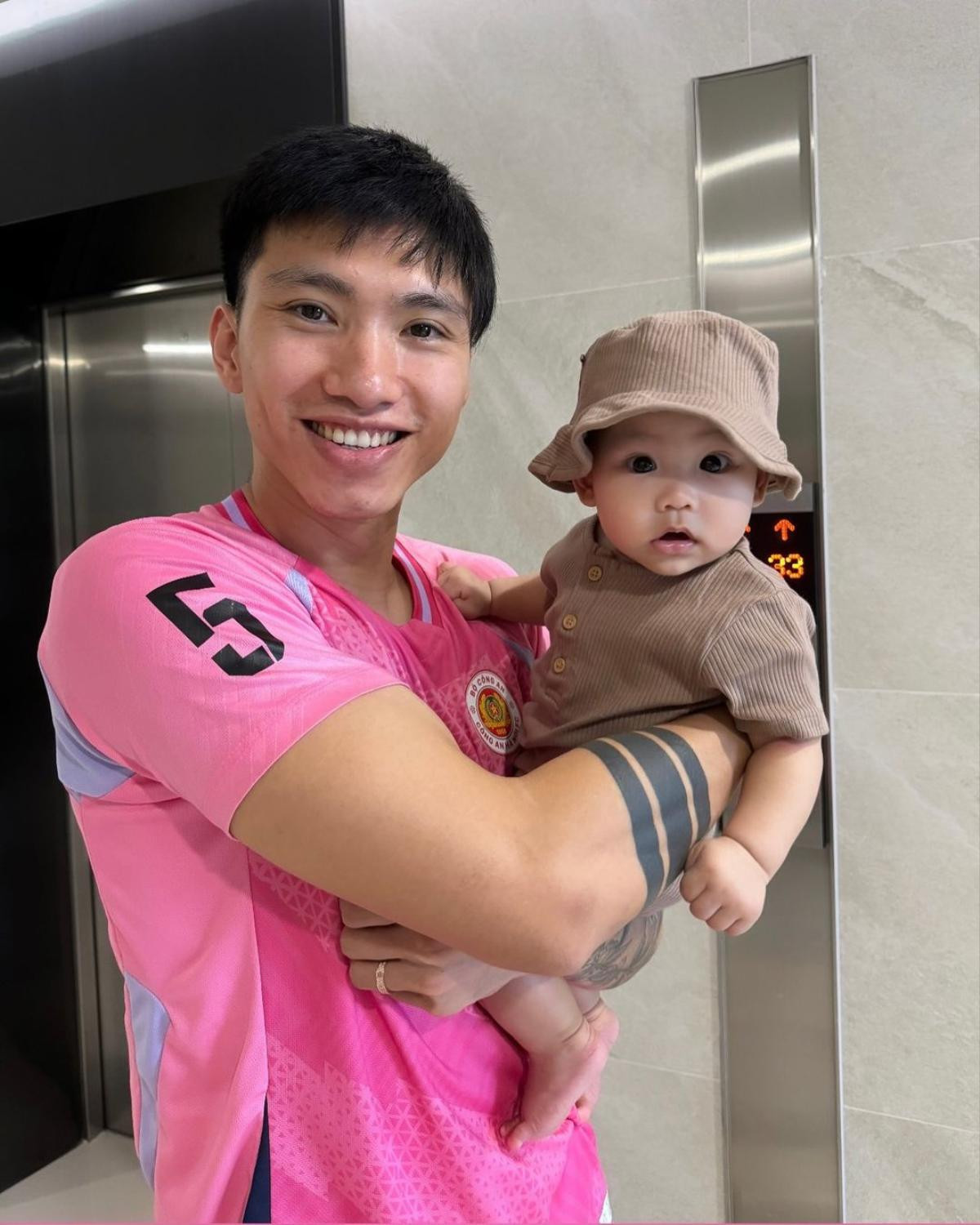 Đoàn Văn Hậu 'đáp trả' khi bị chê thờ ơ với con trai Doan Van Hau 'dap tra' khi bi che tho o voi con trai