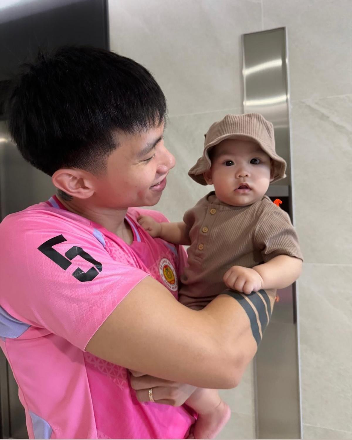Đoàn Văn Hậu 'đáp trả' khi bị chê thờ ơ với con trai - Hình 2 Doan Van Hau 'dap tra' khi bi che tho o voi con trai-Hinh-2