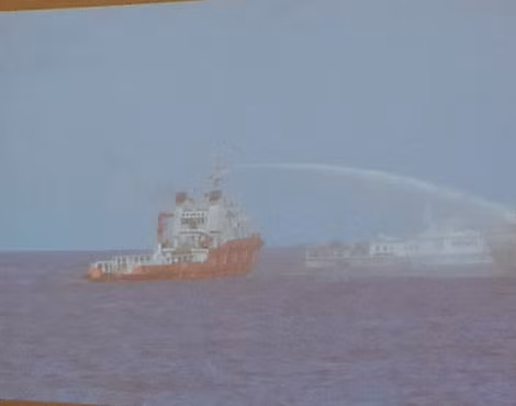 Tàu Hải cảnh Trung Quốc bắn vòi rồng tàu Việt Nam.